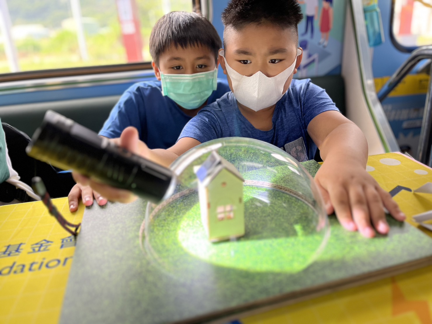 28圈參與基礎科學主題車廂，以STEAM教學精神，設計「逐日科學家」、「太陽能工程師」以及「淨零建築師」三大能源科普課程和實驗